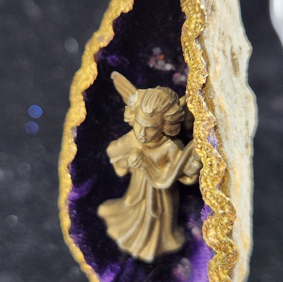 Mid-century Teardrop Shaped Shell Diorama Angel Ornament - Picture 9 of 11